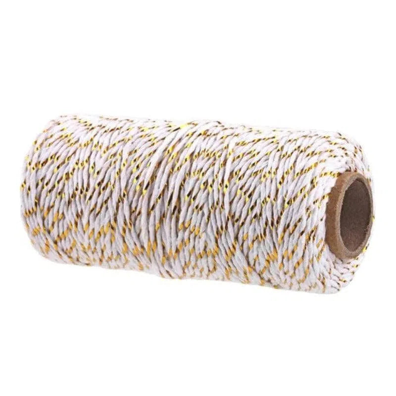 Bobine de ficelle torsadée blanche et dorée, idéale pour les emballages cadeaux, les projets de bricolage et la décoration intérieure. Cette ficelle apporte une touche élégante et brillante à toutes vos créations artisanales. Parfaite pour un usage quotidien ou des occasions spéciales.