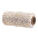 Bobine de ficelle torsadée blanche et dorée, idéale pour les emballages cadeaux, les projets de bricolage et la décoration intérieure. Cette ficelle apporte une touche élégante et brillante à toutes vos créations artisanales. Parfaite pour un usage quotidien ou des occasions spéciales.