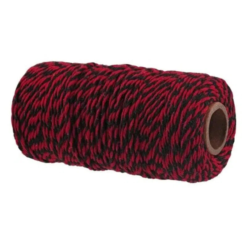 Bobine de fil torsadé rouge et noir pour créations artisanales, DIY, emballage cadeau, décoration ou projets de couture. Fil solide, résistant et esthétiquement attrayant, idéal pour personnaliser divers objets avec une touche unique et colorée. Accessoire polyvalent pour les amateurs de loisirs créatifs et professionnels de la décoration.