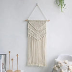 Décoration murale bohème chic avec motifs géométriques. Ce macramé élégant est idéal pour agrémenter votre intérieur d'une touche artistique et personnalisée. Parfait pour le salon, la chambre ou le bureau, ce tissage suspendu ajoute du charme et du style à tout espace.