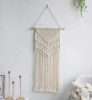 Décoration murale bohème chic avec motifs géométriques. Ce macramé élégant est idéal pour agrémenter votre intérieur d'une touche artistique et personnalisée. Parfait pour le salon, la chambre ou le bureau, ce tissage suspendu ajoute du charme et du style à tout espace.