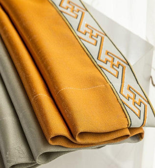 Rideau moderne avec motif géométrique orange et bordure contrastante, idéal pour ajouter une touche contemporaine à votre décoration intérieure, parfait pour le salon ou la chambre.
