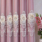 Rideaux élégants de couleur rose avec motifs floraux en relief, parfaits pour apporter une touche raffinée à votre décoration intérieure. Ces rideaux ornementaux sont idéaux pour une chambre ou un salon, créant une ambiance douce et romantique. Décoration florale délicate et détails artistiques pour un style intemporel.