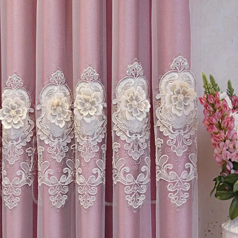 Rideaux élégants de couleur rose avec motifs floraux en relief, parfaits pour apporter une touche raffinée à votre décoration intérieure. Ces rideaux ornementaux sont idéaux pour une chambre ou un salon, créant une ambiance douce et romantique. Décoration florale délicate et détails artistiques pour un style intemporel.
