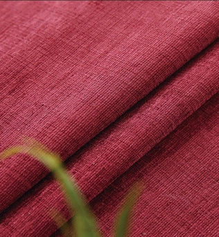 Rideau en lin rouge bordeaux, texture douce et élégante, idéal pour ajouter une touche de sophistication à votre décoration intérieure. Parfait pour le salon, la salle à manger ou la chambre. Disponible en différentes tailles pour s'adapter à vos besoins.