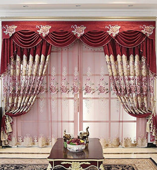 Rideaux élégants en tissu brodé avec motifs floraux, couleur bordeaux et or, dotés de draperies luxueuses et de détails raffinés pour une décoration intérieure sophistiquée. Idéal pour ajouter une touche de glamour à votre salon ou chambre à coucher, ces rideaux offrent à la fois style et fonctionnalité en fournissant intimité et contrôle de la lumière naturelle.