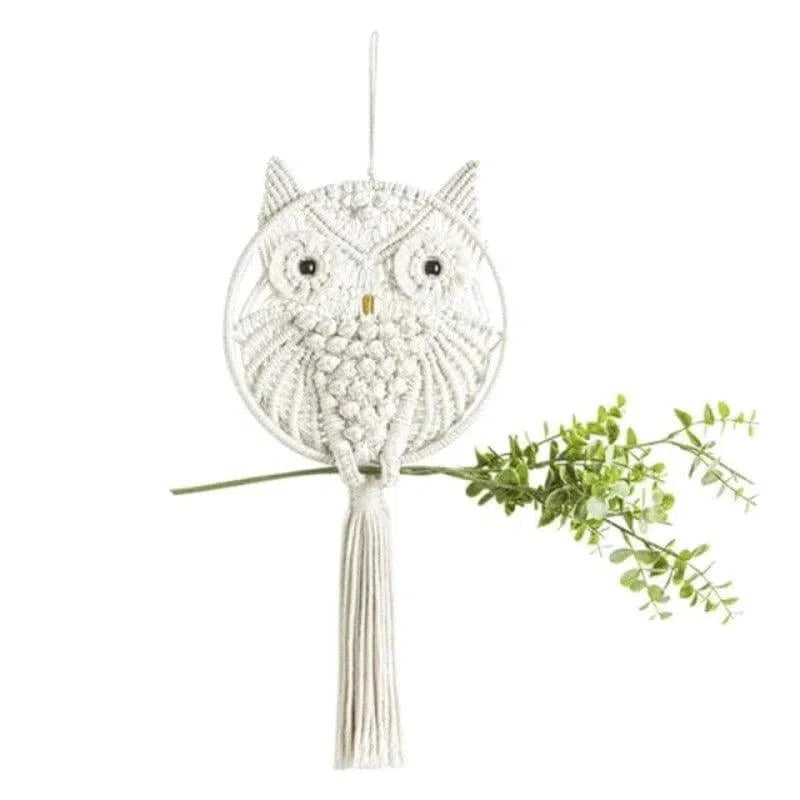 Chouette décorative murale artisanale, design bohème, parfaite pour embellir un salon ou une chambre, motif en forme de hibou avec détails fins, idéale pour une ambiance cosy et naturelle, accentuée par une touche végétale.