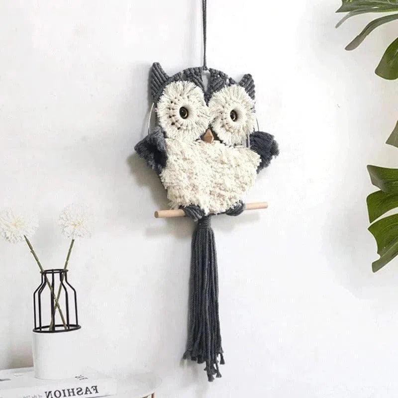 Suspension murale décorative en forme de chouette, idéale pour ajouter une touche bohème et chaleureuse à votre intérieur. Parfait pour le salon, la chambre d'enfant ou un bureau. Élégance et originalité s'associent pour embellir votre espace avec style.