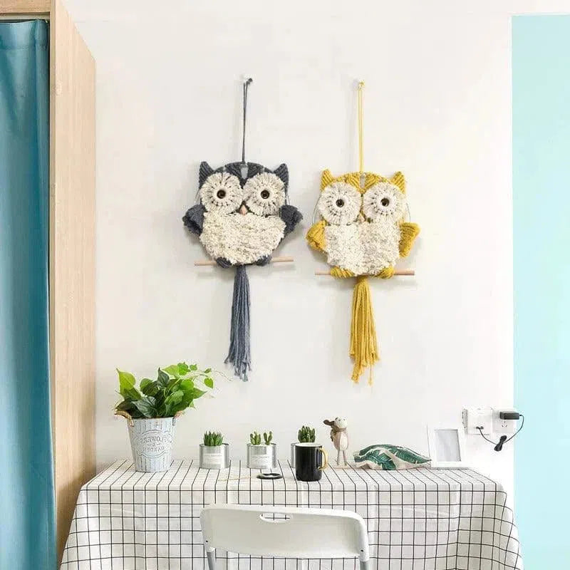 Décorez votre intérieur avec ces charmantes décorations murales en forme de hiboux, idéales pour apporter une touche de fantaisie et de couleur à votre salon ou chambre. Parfaites pour les amoureux de la nature, ces pièces créatives et uniques s'intègrent harmonieusement dans tout type de décoration intérieure. Ajoutez une ambiance chaleureuse et accueillante à votre espace avec ces accessoires tendance.