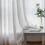 Voilage blanc élégant pour salon, offrant une ambiance lumineuse et raffinée. Parfait pour apporter de la clarté et du style à votre intérieur. Accompagnement idéal d'un décor contemporain ou minimaliste. Choix apprécié pour ceux cherchant à ajouter une touche de fraîcheur à leur espace de vie.