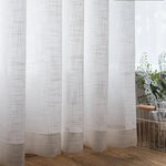 Rideau translucide blanc avec motifs géométriques, idéal pour apporter une ambiance lumineuse et élégante à votre salon ou chambre. Design moderne s'adaptant à différents styles de décoration intérieure. Parfait pour filtrer la lumière tout en préservant l'intimité. Accessoire déco indispensable pour une touche de sophistication.
