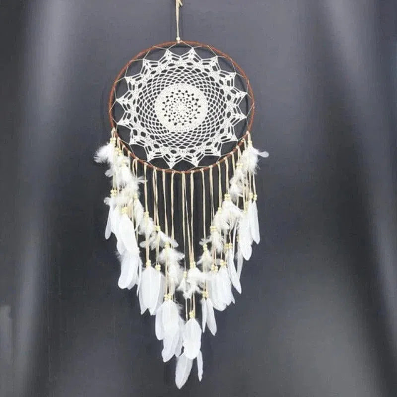 Attrape-rêves décoratif élégant, idéal pour une ambiance bohème et sereine. Ses plumes blanches et son design circulaire apportent une touche apaisante à votre intérieur. Parfait pour suspendre dans une chambre à coucher ou un espace de méditation.