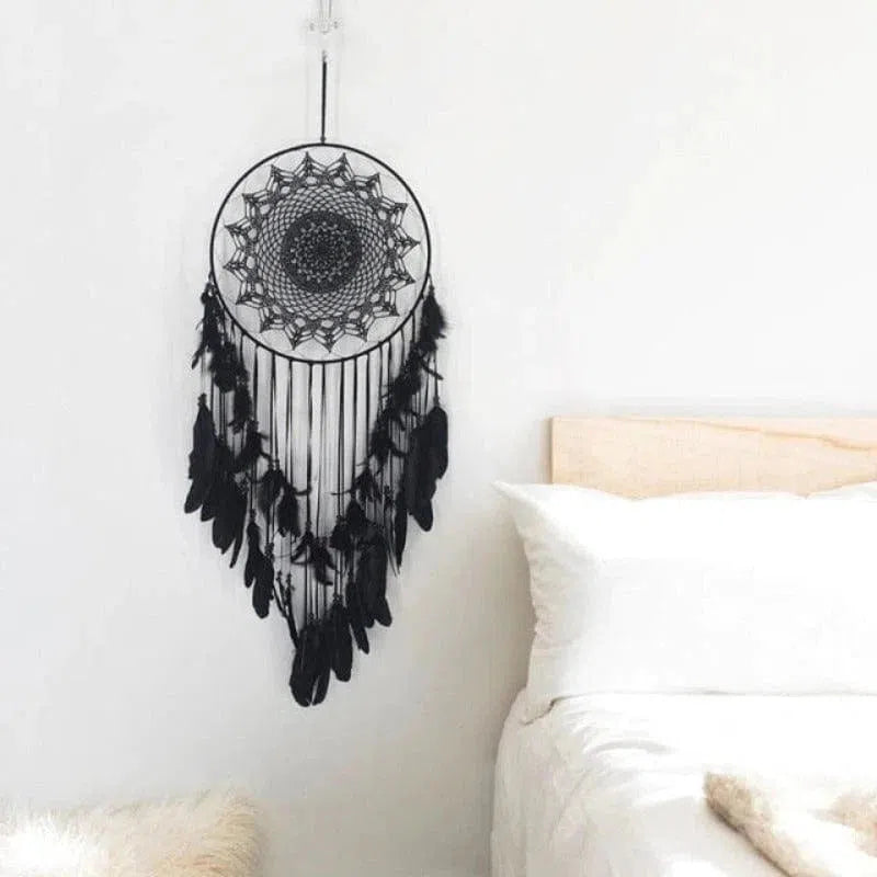 Attrape-rêves noir élégant, parfait pour la décoration murale de chambre à coucher, apportant une touche bohème et raffinée à votre intérieur tout en ajoutant une ambiance apaisante. Ideal pour filtrer les mauvais rêves et embellir votre espace de repos.