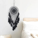 Attrape-rêves noir élégant, parfait pour la décoration murale de chambre à coucher, apportant une touche bohème et raffinée à votre intérieur tout en ajoutant une ambiance apaisante. Ideal pour filtrer les mauvais rêves et embellir votre espace de repos.