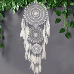 Attrape-rêves décoratif à suspendre avec plumes blanches, idéal pour une touche bohème dans votre intérieur. Accessoire de maison parfait pour purifier l'atmosphère et embellir votre espace de vie avec élégance. Convient parfaitement pour une chambre, un salon ou un bureau, apportant une ambiance paisible et harmonieuse.
