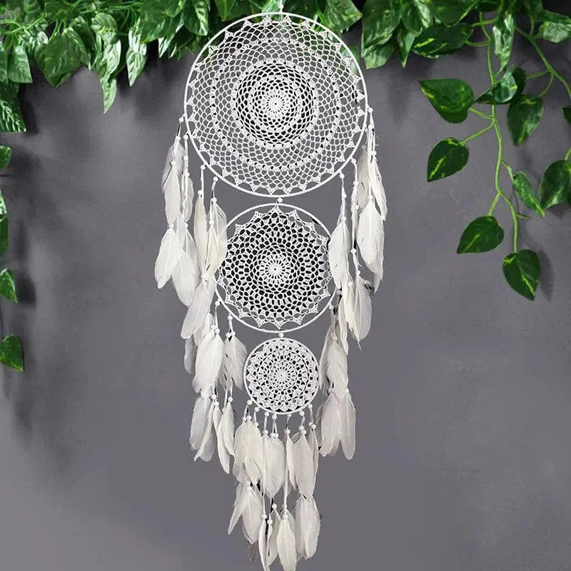 Attrape-rêves décoratif à suspendre avec plumes blanches, idéal pour une touche bohème dans votre intérieur. Accessoire de maison parfait pour purifier l'atmosphère et embellir votre espace de vie avec élégance. Convient parfaitement pour une chambre, un salon ou un bureau, apportant une ambiance paisible et harmonieuse.