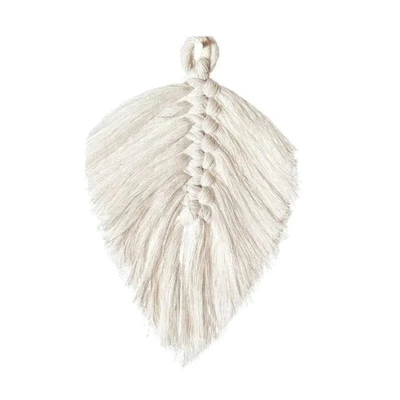 Décoration murale en forme de feuille blanche avec détails tressés pour intérieur moderne, idéale pour ajouter une touche bohème et naturelle à votre espace de vie. Accessoire élégant pour salon, chambre ou bureau.
