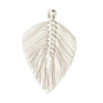 Décoration murale en forme de feuille blanche avec détails tressés pour intérieur moderne, idéale pour ajouter une touche bohème et naturelle à votre espace de vie. Accessoire élégant pour salon, chambre ou bureau.