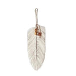 Décoration murale en forme de plume élégante avec perles marron, idéale pour un intérieur bohème et raffiné. Adaptée pour ajouter une touche de sophistication naturelle à tout espace de vie. Parfaite pour la décoration de chambres et salons.