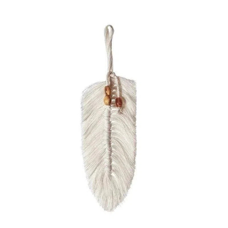 Décoration murale en forme de plume élégante avec perles marron, idéale pour un intérieur bohème et raffiné. Adaptée pour ajouter une touche de sophistication naturelle à tout espace de vie. Parfaite pour la décoration de chambres et salons.