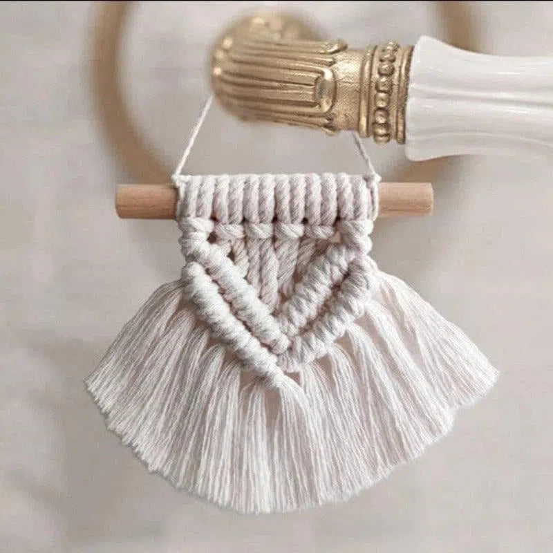 Suspension murale décorative, design bohème élégant. Décoration intérieure artisanale avec un motif tissé complexe. Parfait pour ajouter une touche de chic à tout espace de vie. Accessoire tendance pour un style naturel et chaleureux, idéal pour le salon ou la chambre.