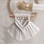 Suspension murale décorative, design bohème élégant. Décoration intérieure artisanale avec un motif tissé complexe. Parfait pour ajouter une touche de chic à tout espace de vie. Accessoire tendance pour un style naturel et chaleureux, idéal pour le salon ou la chambre.