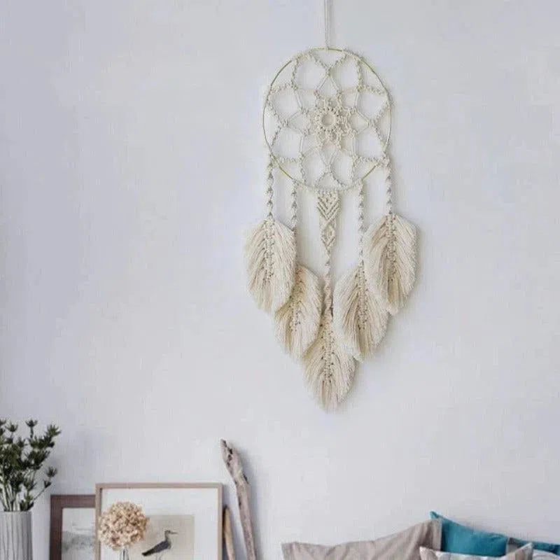 Attrape-rêves décoratif suspendu au mur, idéal pour embellir une chambre ou un salon. Motif élégant avec des plumes, parfait pour une ambiance bohème et apaisante. Accessoire tendance pour une décoration intérieure accueillante.