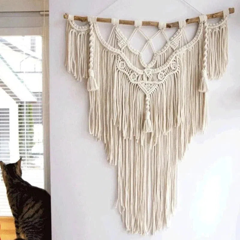 Décoration murale bohème chic suspendue sur une branche, ajoutant une touche artistique à votre intérieur. Idéale pour embellir un salon, une chambre ou un bureau avec son design détaillé et ses franges élégantes. Un élément parfait pour créer une atmosphère chaleureuse et accueillante.