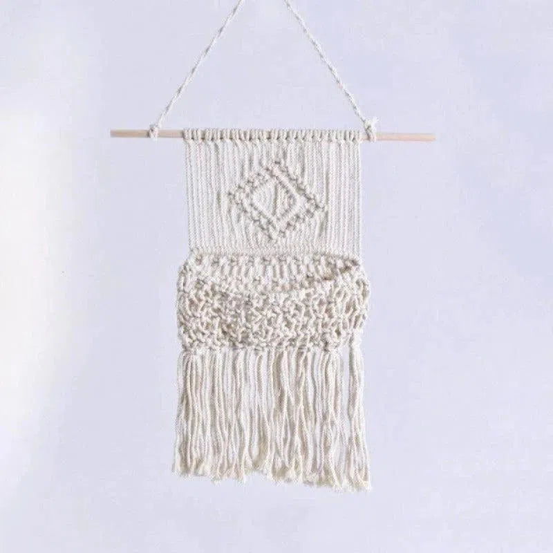 Décoration murale artisanale en macramé blanc, motif géométrique, idéale pour un intérieur bohème. Accessoire de décoration élégant pour salon ou chambre, ajoutant une touche de charme et de personnalité à votre espace de vie. Parfait pour les amateurs de décoration naturelle et épurée.