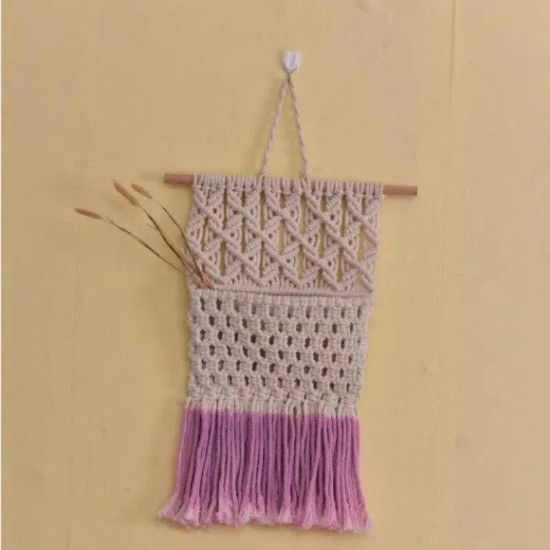 Décoration murale bohème en macramé avec dégradé rose, accessoire artisanal pour intérieur, élément décoratif suspendu avec franges, design original pour embellir le salon ou la chambre, touche artistique pour la maison.