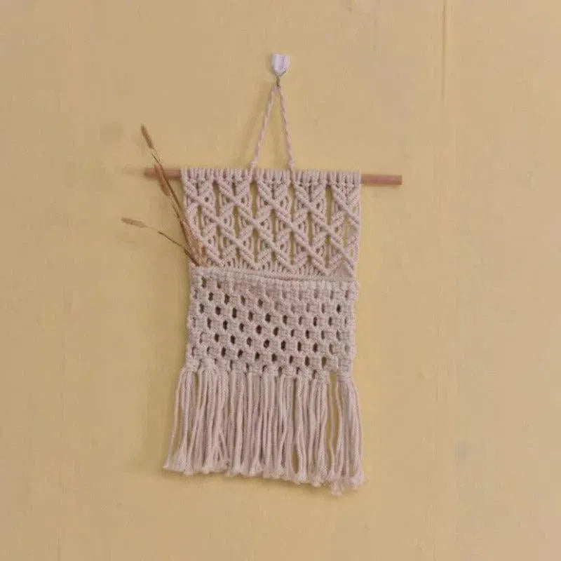 Décoration murale bohème en macramé beige, parfaite pour ajouter une touche artisanale et élégante à votre intérieur. Idéale pour le salon, la chambre ou l'entrée, cette pièce unique embellit vos murs avec style et raffinement.
