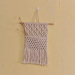 Décoration murale bohème en macramé beige, parfaite pour ajouter une touche artisanale et élégante à votre intérieur. Idéale pour le salon, la chambre ou l'entrée, cette pièce unique embellit vos murs avec style et raffinement.