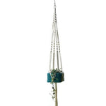 Suspension macramé pour plante d'intérieur, idéale pour ajouter une touche bohème à votre décoration. Ce porte-plante suspendu optimise l'espace et met en valeur vos plantes en hauteur. Parfait pour salon, balcon ou terrasse, il apporte une note naturelle et tendance à votre environnement.