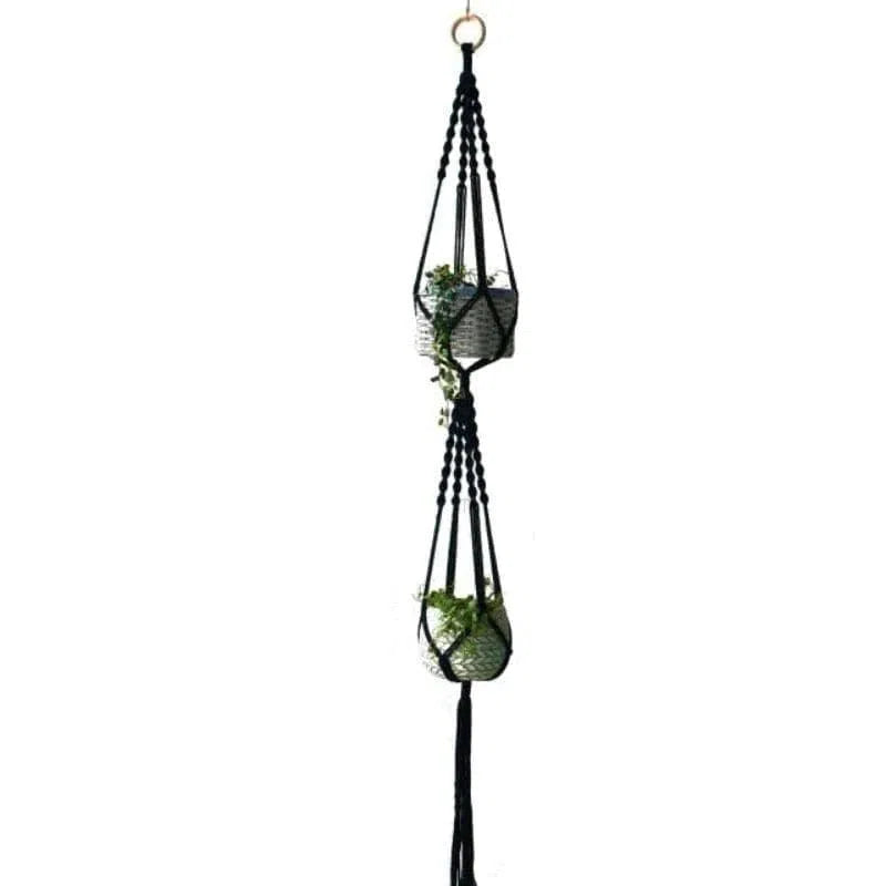 Suspension double pour plantes, idéale pour apporter une touche bohème à votre intérieur. Design élégant et pratique, parfait pour optimiser l'espace tout en ajoutant de la verdure à votre décor. Adapté pour des pots de taille moyenne, ce support met en valeur vos plantes avec style.