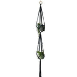 Suspension double pour plantes, idéale pour apporter une touche bohème à votre intérieur. Design élégant et pratique, parfait pour optimiser l'espace tout en ajoutant de la verdure à votre décor. Adapté pour des pots de taille moyenne, ce support met en valeur vos plantes avec style.