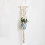 Suspension murale en macramé avec pot de fleurs, décoration boho pour intérieur, accroche-plante tendance pour salon ou chambre à coucher. Idéal pour ajouter une touche naturelle et design à votre espace de vie. Solution élégante pour l'aménagement des plantes d'intérieur.