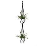 Suspension élégante pour plantes avec deux pots blancs, idéale pour décorer votre intérieur. Cette jardinière suspendue offre une touche de verdure et de sophistication à votre espace de vie, parfaite pour les amateurs de décoration naturelle et moderne. Une solution pratique et esthétique pour embellir votre maison avec des plantes d'intérieur.