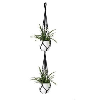 Suspension élégante pour plantes avec deux pots blancs, idéale pour décorer votre intérieur. Cette jardinière suspendue offre une touche de verdure et de sophistication à votre espace de vie, parfaite pour les amateurs de décoration naturelle et moderne. Une solution pratique et esthétique pour embellir votre maison avec des plantes d'intérieur.