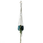 Suspension pour plante en macramé, idéale pour ajouter une touche bohème à votre intérieur. Cette décoration suspendue est parfaite pour mettre en valeur vos plantes d'intérieur et optimiser l'espace. Accrochez-la facilement près d'une fenêtre pour profiter de la lumière naturelle.