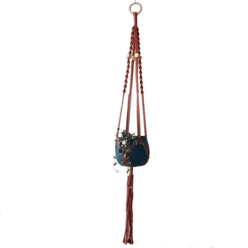 Suspension décorative pour plantes, idéale pour ajouter une touche de verdure à votre intérieur. Ce support élégant est conçu pour accueillir vos plantes préférées de manière esthétique et soignée. Sa forme raffinée et son design épuré en font un élément parfait pour personnaliser votre espace de vie avec style.