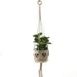 Suspension macramé pour plantes avec pot en céramique, idéale pour ajouter une touche naturelle et élégante à votre intérieur. Ce support suspendu met en valeur vos plantes d'intérieur tout en optimisant l'espace. Parfait pour le salon, la chambre ou le balcon, il s'intègre harmonieusement dans n'importe quel décor. Transformez votre espace de vie avec ce charmant accessoire de décoration.