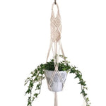 Suspension de plante originale en tressage élégant, parfaite pour sublimer votre intérieur. Ce support versatile met en valeur vos plantes d'intérieur avec style. Idéal pour créer une ambiance naturelle et moderne dans votre salon, balcon ou véranda, il offre un rendu esthétique raffiné. Adapté à divers types de plantes, ce porte-pot suspendu est un ajout charmant à tout espace de vie.