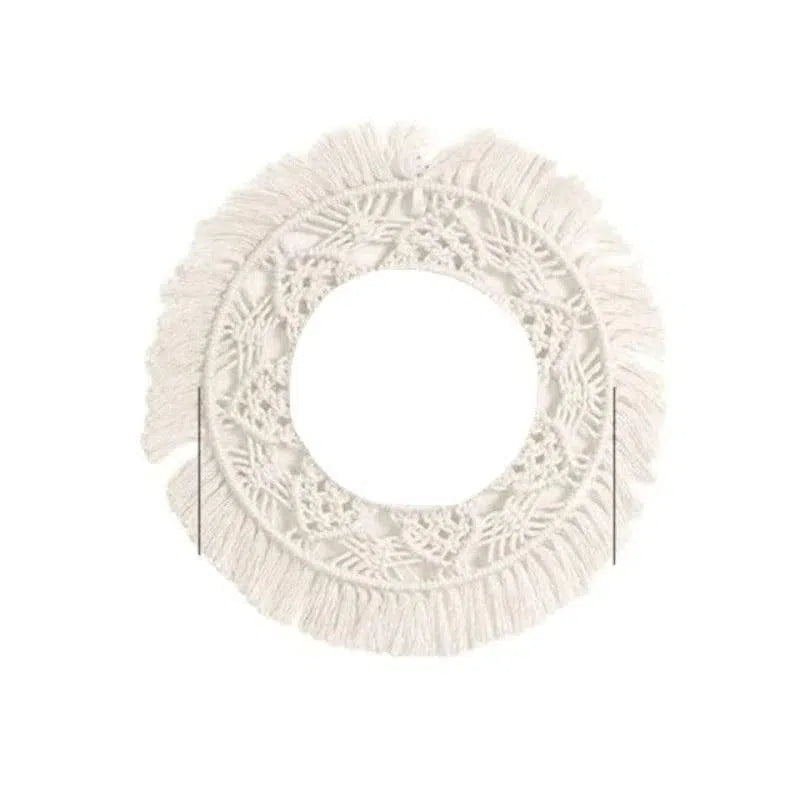 Couronne murale décorative en macramé blanc avec franges. Embellissez votre intérieur avec cet élégant cercle tissé. Accessoire parfait pour ajouter une touche bohème et naturelle à votre décoration. Idéal pour salons, chambres ou espaces de détente. Adaptable à différents styles d'aménagement.
