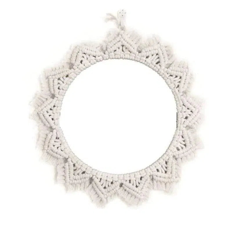 Miroir rond avec bordure décorative, idéal pour ajouter une touche bohème chic à votre intérieur. Parfait pour le salon, la chambre ou l'entrée, ce miroir mural s'intègre harmonieusement dans tous les styles de décoration. Élégance et originalité au rendez-vous pour sublimer votre espace de vie.