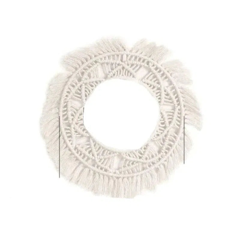Couronne décorative bohème chic avec franges, idéale pour embellir un intérieur cosy. Parfait accessoire mural pour un style naturel et épuré.