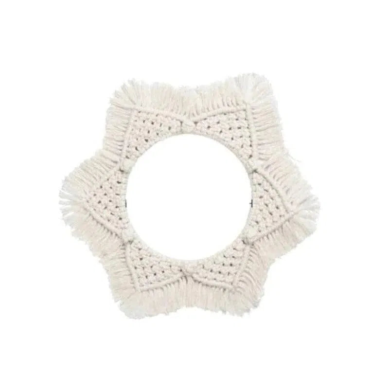 Miroir mural décoratif en forme d'étoile avec franges, idéal pour embellir une pièce avec une touche bohème et élégante. Parfait pour les salons, chambres ou espaces de vie modernes et épurés. Accessoire tendance pour une décoration intérieure raffinée.