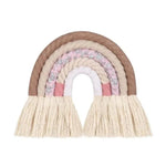 Arc-en-ciel décoratif en nuances pastel avec franges, idéal pour une décoration murale dans une chambre d'enfant. Style bohème et tendance, parfait pour apporter une touche de douceur et d'harmonie à l'intérieur. Accessoire artisanal conçu pour embellir tout espace de vie avec élégance et originalité.