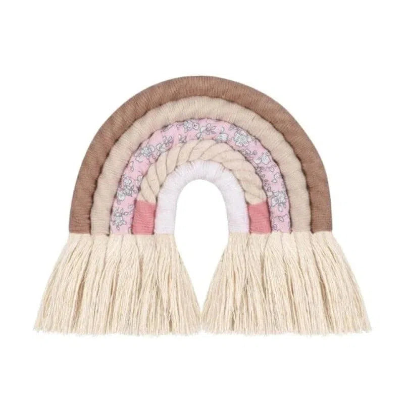 Arc-en-ciel décoratif en nuances pastel avec franges, idéal pour une décoration murale dans une chambre d'enfant. Style bohème et tendance, parfait pour apporter une touche de douceur et d'harmonie à l'intérieur. Accessoire artisanal conçu pour embellir tout espace de vie avec élégance et originalité.