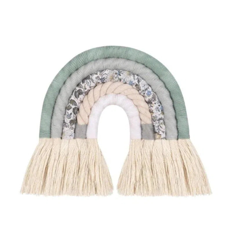 Arc-en-ciel décoratif à suspendre, design bohème aux nuances pastel, parfait pour une chambre d'enfant ou une décoration murale originale. Accessoire artisanal tendance pour ajouter une touche de douceur et d'élégance à votre intérieur.