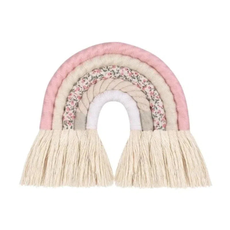 Arc-en-ciel décoratif en macramé pour chambre d'enfant, tons roses et beiges élégants, idéal pour une décoration cosy et tendance, ajout subtil et mignon pour un espace de vie apaisant, parfait pour cadeau de naissance ou décoration murale poétique.